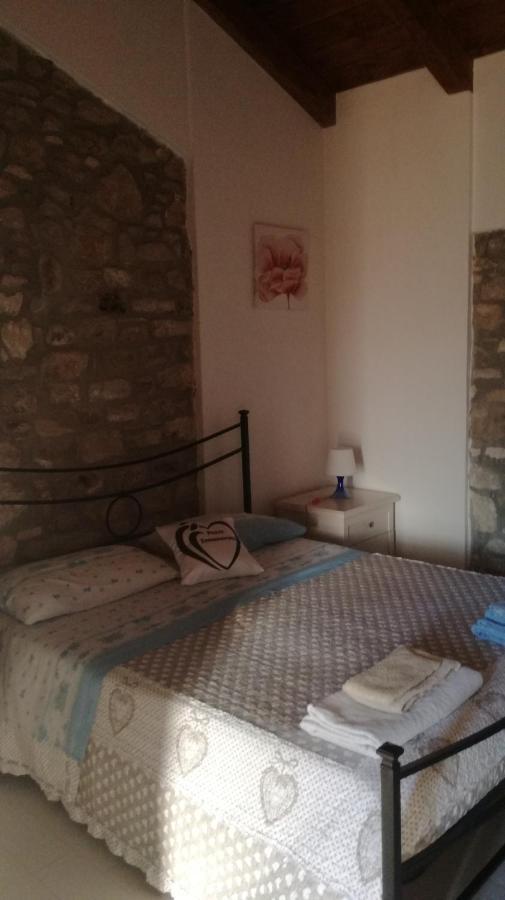 B&B Pozzo Innamorato 蒙泰内罗迪比萨恰 外观 照片